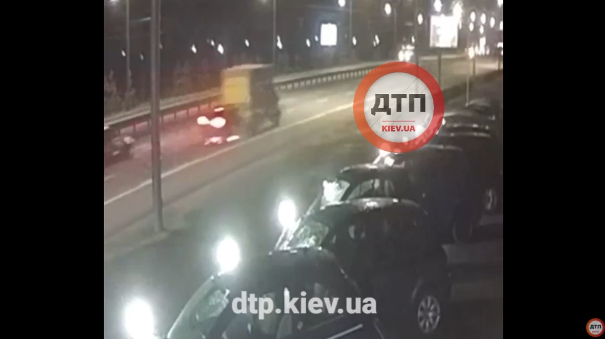 Видео момента тяжёлого #ДТП с пострадавшими в Киеве на проспекте победы: #BMW на высокой скорости врезался в машину аварийной службы